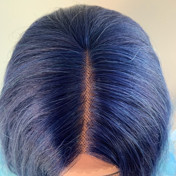 A Very Pretty 28” Blue Lace Front Synthetic Wig - Picture 3 of 11